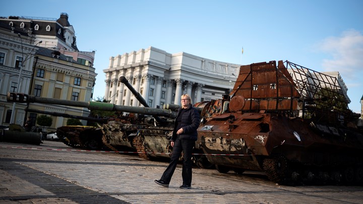 Folkekirkens Nødhjælps generalsekretær, Birgitte Qvist Sørensen, foran de udbrændte russiske kampvogne, der er udstillet i det centrale Kyiv.