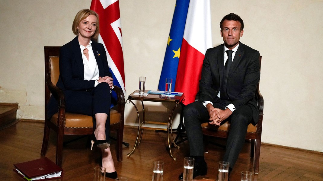 Storbritanniens nye premierminister, Liz Truss, greb chancen til at klinke skårene med Frankrigs præsident, Emmanuel Macron.