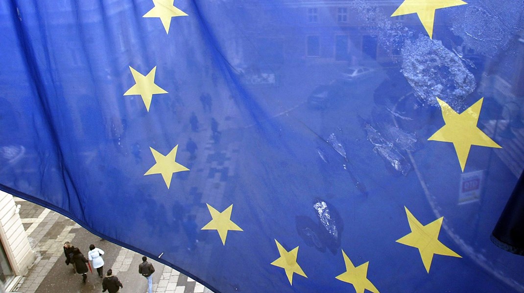Et EU-flag blæser over Sarajevo. Billedet er fra 2005, hvor Bosniens EU-aspirationer allerede var kendte. Nu anbefaler EU-Kommissionen, at landet anerkendes som kandidatland.