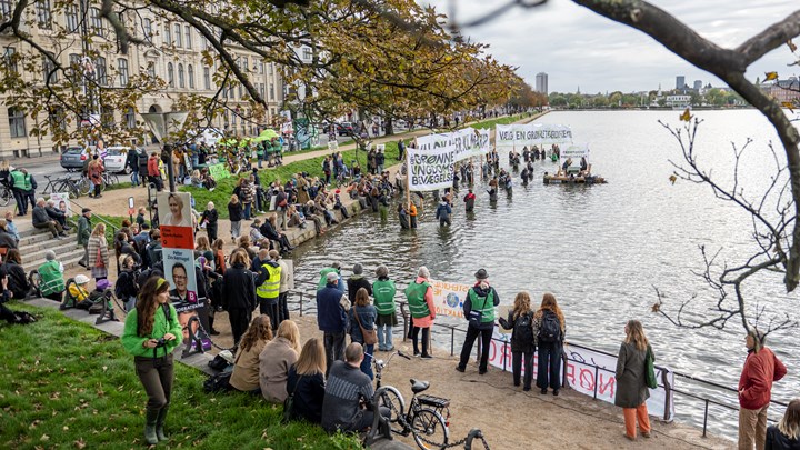 Den Grønne Ungdomsbevægelse indtog Peblinge Sø i København i uge 41, hvor de interviewede politikere om fremtidens klimapolitik på en tømmerflåde. Det flydende podie, der tog afsæt for de politiske samtaler, kaldte DGUB for 'fremtidens mødelokale.'