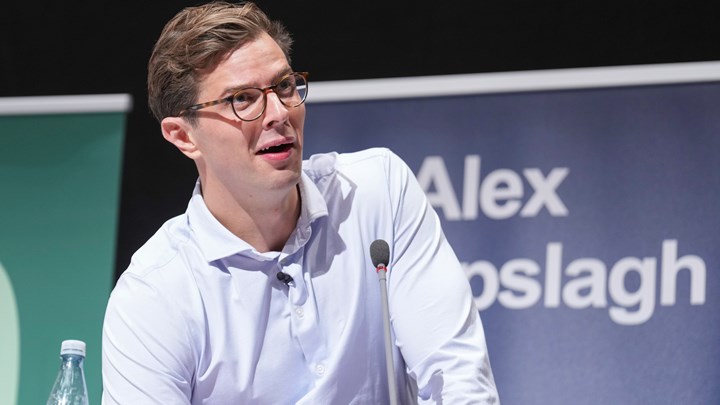 Alex Vanopslagh havde salen i sin hule hånd, da han deltog i en debat på en ungdomsuddannelse i Horsens mandag. Hver gang partilederen fik ordet, udløste han bifald og latter blandt publikum. 