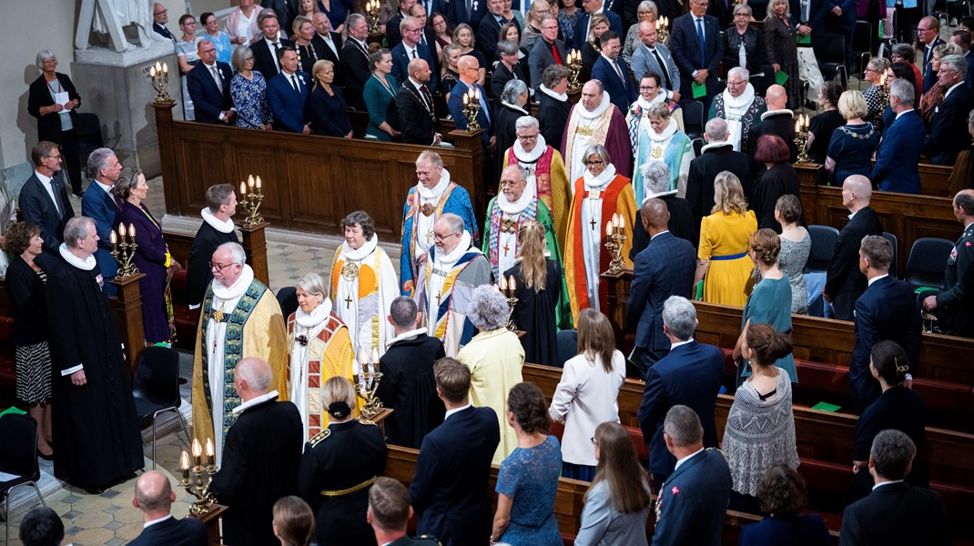 Dronningens 50-års regeringsjubilæum blev markeret med Festgudstjeneste i Vor Frue Kirke, hvor regeringens ministre og flere andre politikere deltog. Arkivfoto.