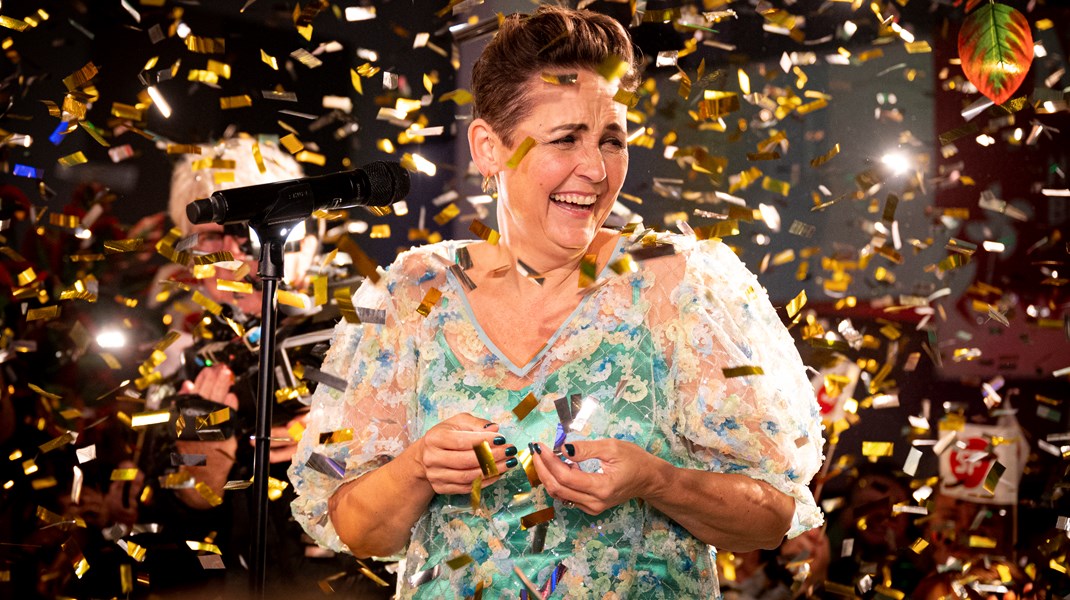 SF's formand, Pia Olsen Dyhr (SF), blev fejret med konfetti ved SF's valgfest.