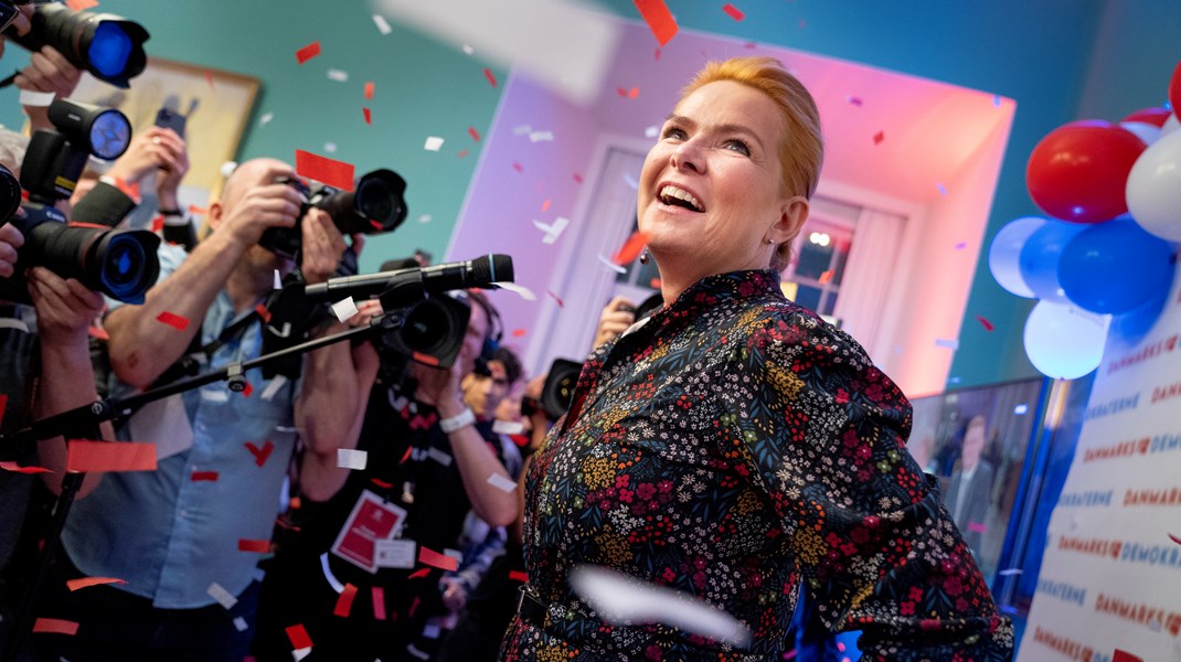 Iført den samme kjole som hun bar, da hun blev smidt ud af Folketinget for godt 10 måneder siden, kunne Inger Støjberg fejrer sit comeback på valgaftenen.