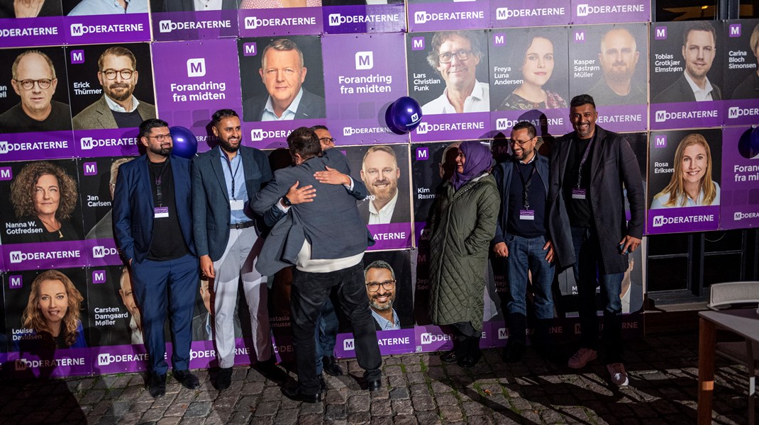 Ammar Ali, folketingskandidat i København, får en spontan krammer midt i en fotosession. 