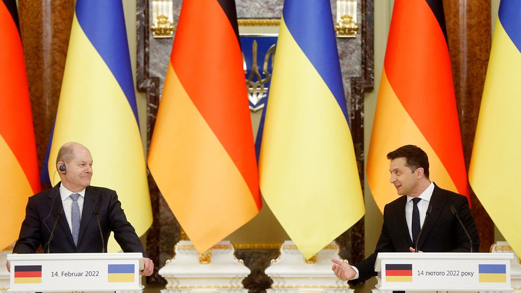 Bare ti dage inden den russiske invasion var den tyske kansler, Olaf Scholz,&nbsp;i Kyiv for at møde præsident Volodymyr Zelenskyj. Vi ved nu, at det var en fejl at overhøre den&nbsp;tunge sabelraslen fra Rusland, der på det tidspunkt allerede dundrede i baggrunden. Det skal vi lære af, mener Lykke Friis, direktør i Tænketanken Europa og gæst i Altingets EU-podcast.