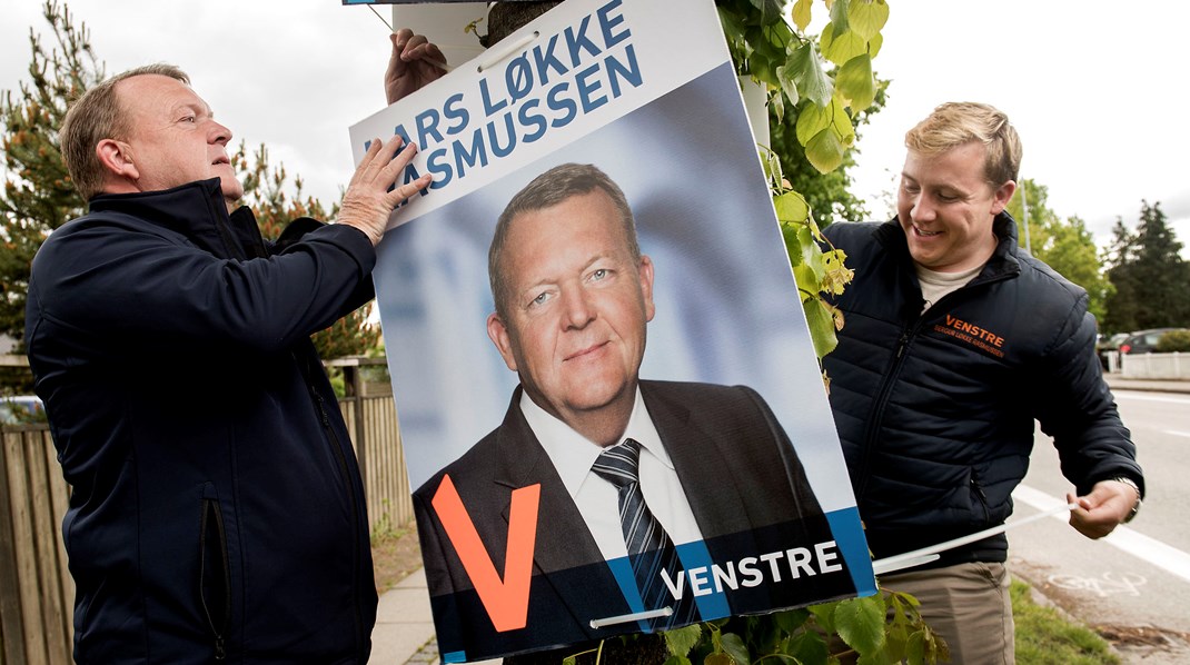 Far og søn hjælper hinanden med at sætte valgplakater op i 2019. Nu er Bergur Løkke (t.h.) på vej til EU.