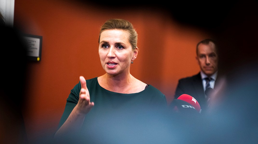 Mette Frederiksen på vej ud fra afhøring i Folketingets granskningsudvalg i august 2022.