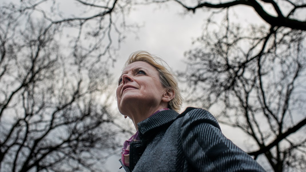 Lykke Friis' bog er en sanset refleksion over Europas genvordigheder, hvor atomkrig ikke kan udelukkes og hvor de afledte konsekvenser af Ruslands militære kurs, vil kræve endnu mere af det allerede knirkende sammenhold, skriver Adam Holm.