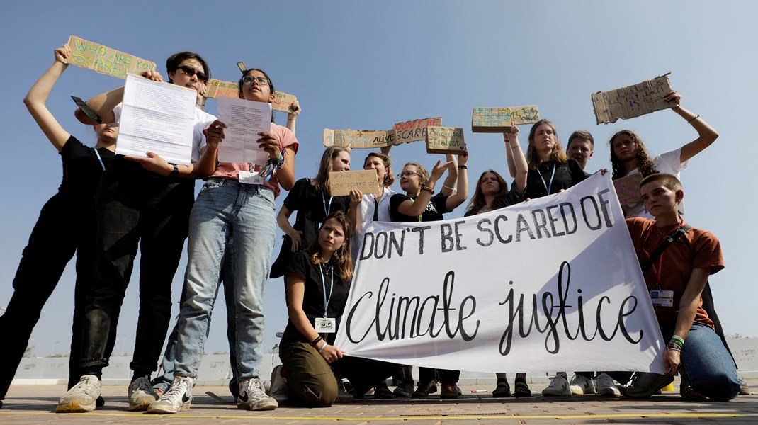 Unge protesterer ved COP27 i Sharm el-Sheikh, men børn og unges stemmer burde fylde langt mere på topmødet, skriver Unicef&nbsp;og klimaaktivist.&nbsp;