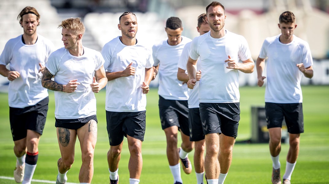 Man må adskille politik og fodbold, mener Charlotte Broman Mølbæk (SF), som har tænkt sig at se alle kampene med Christian Eriksen & co. Her træner det danske VM-landshold i Doha, Qatar torsdag.