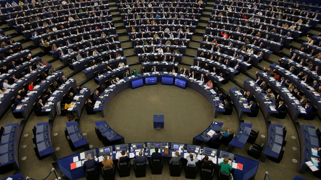 Et flertal i EU-Parlamentet har godkendt det såkaldte NIS2-direktiv. I&nbsp;alt stemte 577 parlamentarikere for forslaget, seks stemte imod og 31 stemte blankt. Nu afventer direktivet endelig godkendelse i Rådet.&nbsp;