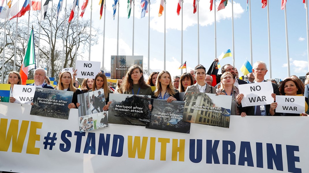 To dage inden Rusland officielt blev ekskluderet fra Europarådet, demonstrerede medlemmer af organisationens parlamentariske forsamling til støtte for Ukraine. På det tidspunkt hang det russiske flag stadig foran organisationens hovedkvarter i Strasbourg.