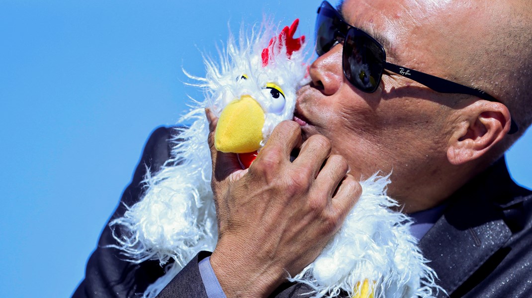 Møs møs: En vegansk aktivist kysser en kylling på COP27.&nbsp;