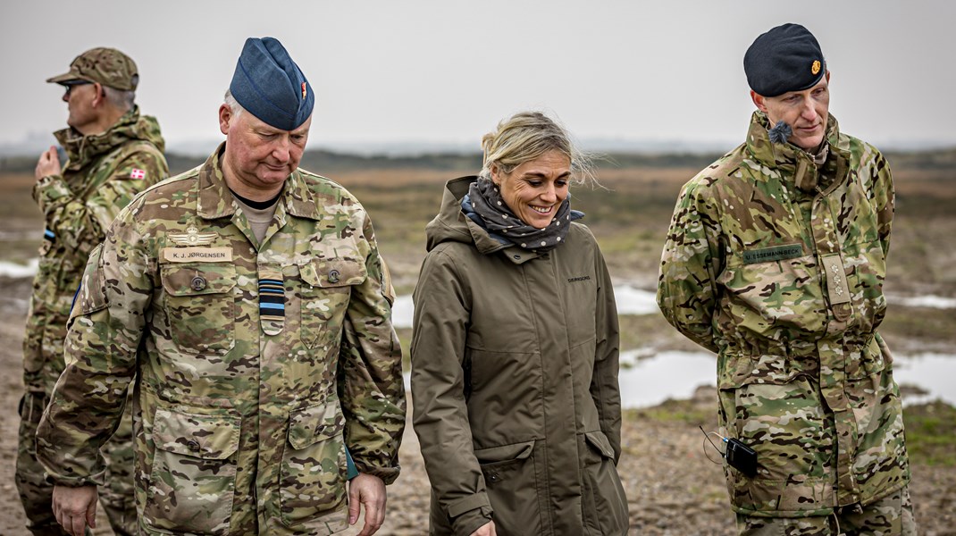 Kim Jesper Jørgensen (t.v.) sammen med daværende forsvarsminister Trine Bramsen (i midten) i Oksbøl øvelsesterræn i november 2021.&nbsp;