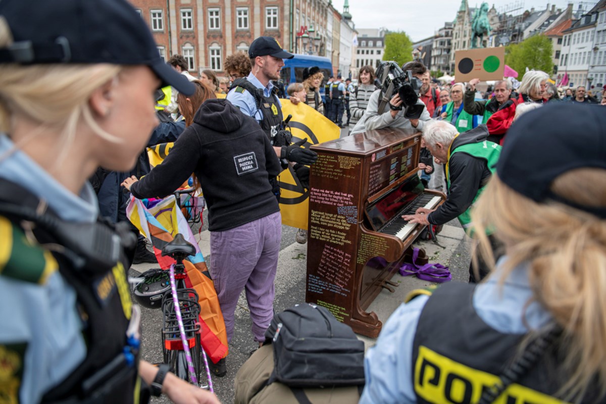 Broen mellem Slotsholmen og Højbro Plads bliver ryddet for klimademonstranter. Selvom det ser kaotisk ud, foregik det fredeligt, bekræfter både politi og demonstranter.