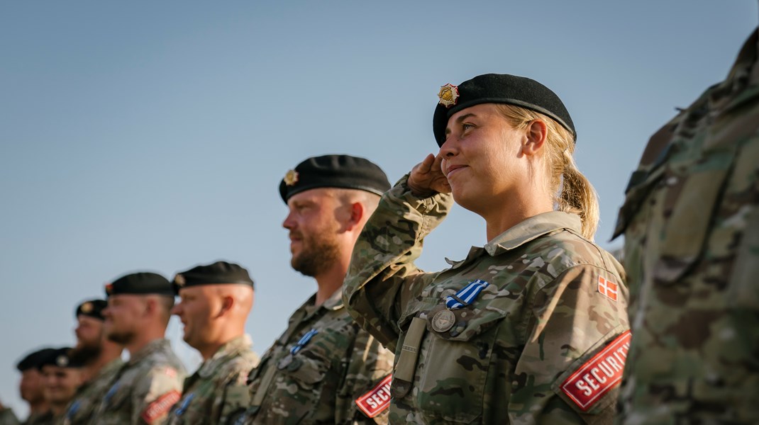 På trods af en vedvarende indsats for at rekruttere og fastholde kvinder i Forsvaret er andelen af kvinder i Danmarks samlede operative styrke stadig under 10 procent.<br>