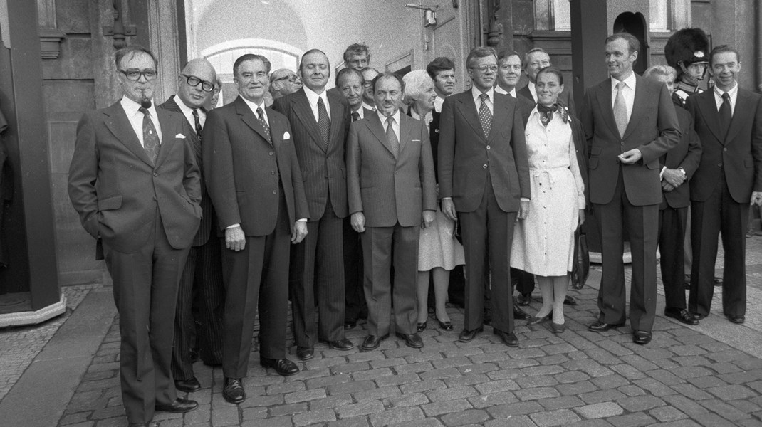 Her ses den daværende SV-regering med statsminister Anker Jørgensen (S) i spidsen (fjerde fra højre) samt udenrigsminister Henning Christoffersen (V) og undervisningsminister Ritt Bjerregaard (S) til højre for ham.