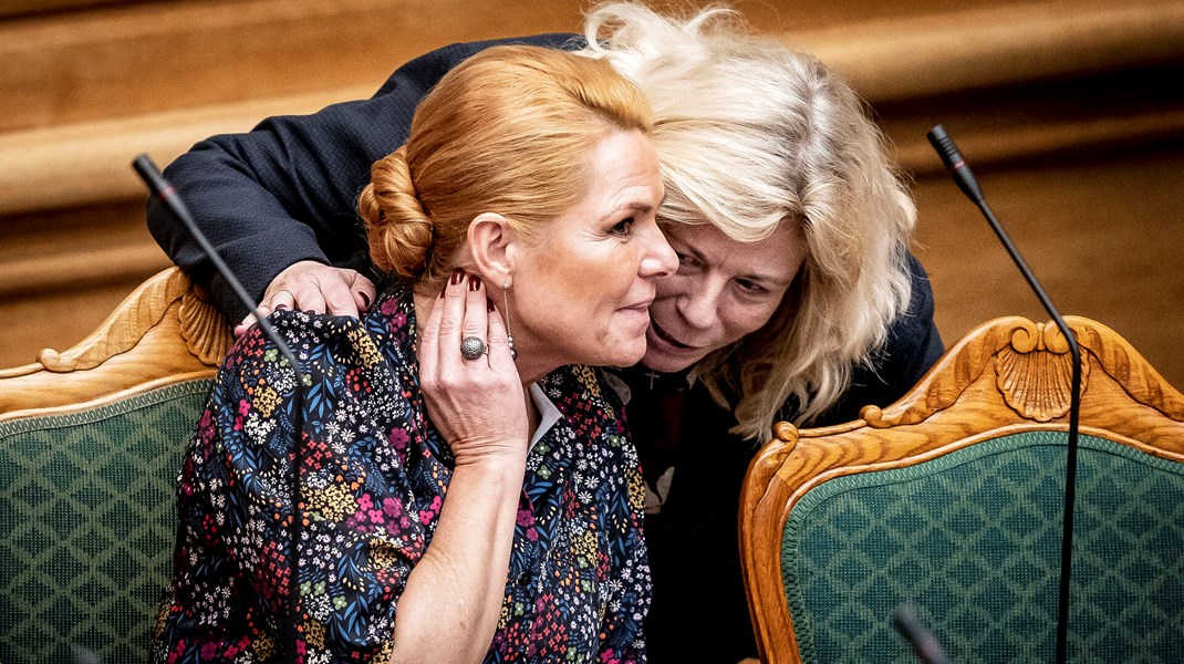 Lise Bech (t.h.) giver Danmarksdemokraternes senere formand Inger Støjberg (t.v.) et kram i december 2021, da Støjberg blev fundet uværdig til at sidde i Folketinget. På det tidspunkt var Lise Bech medlem af Dansk Folkeparti og Støjberg var løsgænger.