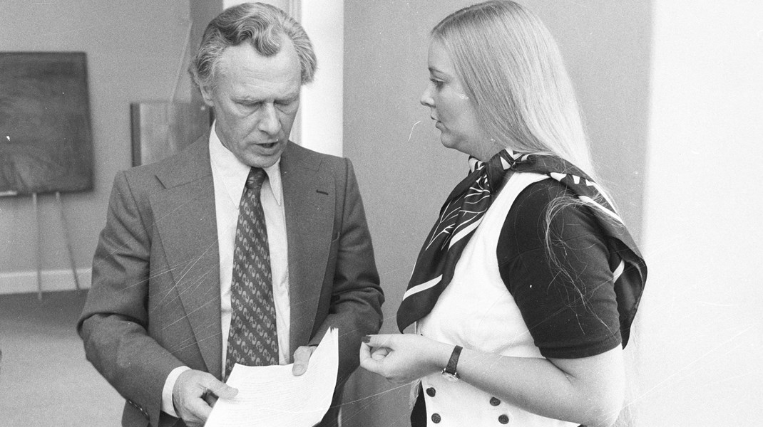 Lisbeth Knudsen fulgte det samspilsramte regeringssamarbejde mellem Socialdemokratiet og Venstre tæt i 1978-1979, hvor hun var politisk redaktør for Berlingske. Her ses hun i interview med Poul Schlüter (K), som få år senere blev statsminister.