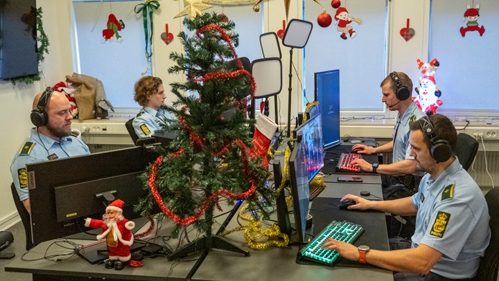 Operationsrummet - i daglig tale gamerrummet - er pyntet ekstra op til jul, hvilket også kan ses på POP's sociale medier. 