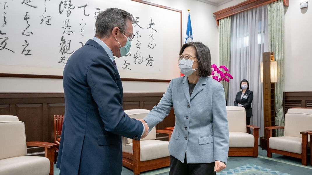 Fra 3.
til 5. januar har Anders Fogh Rasmussen opholdt sig i Taiwan og har undervejs
afholdt møder med blandt andre præsidenten, vicepræsidenten og
udenrigsministeren. På billedet giver han hånd til præsident Tsai Ing-wen.