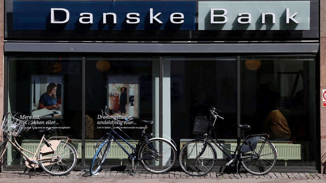 Danske Bank forsvarer sine sorte investeringer med, at de&nbsp;gør en langt større forskel for klimaet ved at forsøge at påvirke&nbsp;olie- og gasselskaberne&nbsp;indefra, end ved at sælge deres aktier. Men det er kommet frem, at Danske Bank&nbsp;faktisk har stemt imod flere klimaforslag på selskabernes generalforsamlinger, skriver Tim Whyte.