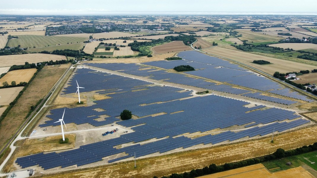 Tryggevælde solcellepark nær Faxe fylder 74 hektar eller 100 fodboldbaner og kan producere energi, der svarer til 15.000 husholdningers elforbrug. I 2030 skal Danmark have solceller dækkende 24.500 hektar i alt.
