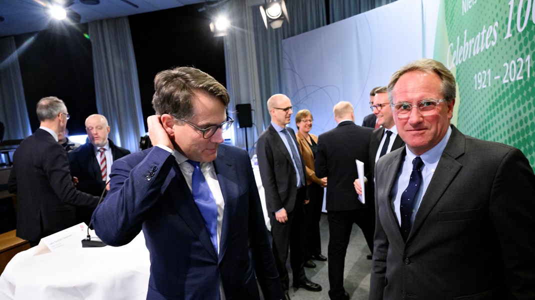 Brian Mikkelsen (til venstre) og Lars Sandahl Sørensen (til højre) er fodslæbende i debatten om afskaffelsen af store bededag. I stedet overlader de to erhvervsbosser styrepinden til&nbsp;DA. Arkivfoto.&nbsp;