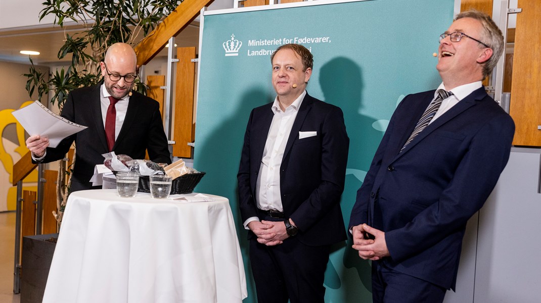 Rasmus Prehn (S) til venstre overdrager ministeriet for Fødevarer, Landbrug og Fiskeri til Jacob Jensen (V) til højre i december 2022. 