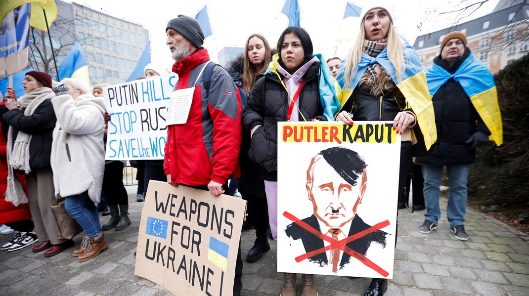 Demonstranter i Bruxelles kræver flere våben til Ukraine.