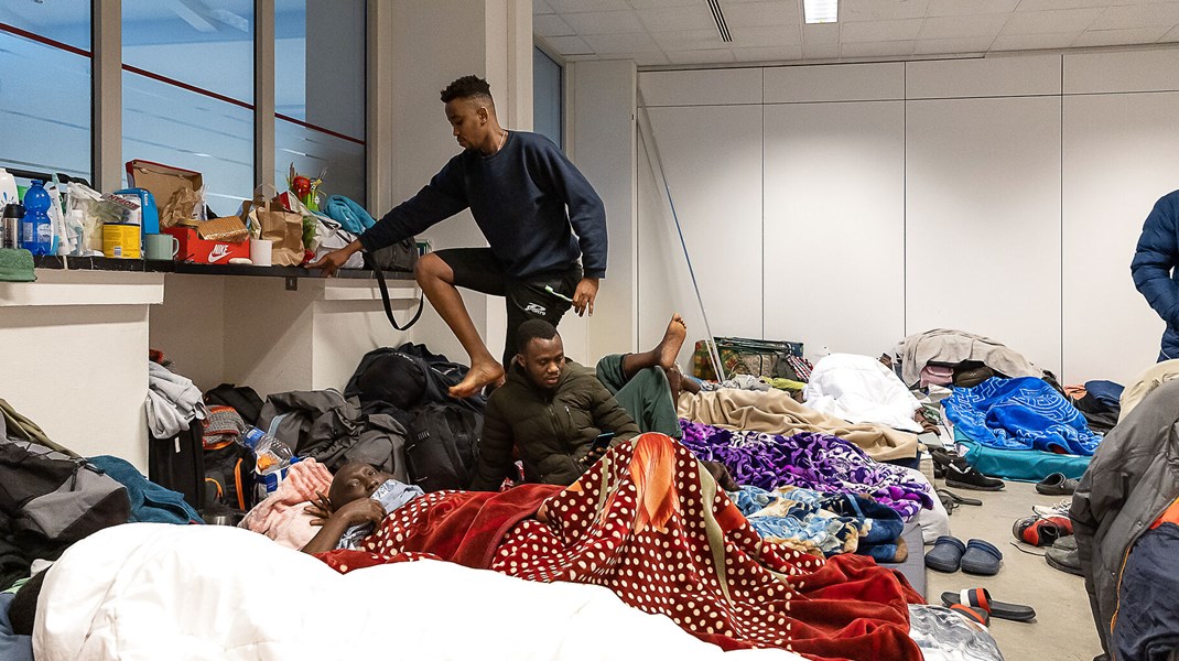 Cirka 1.000 migranter og asylansøgere opholder sig illegalt i bygningen Palais des Droits i Bruxelles, imens de venter på at få plads på et asylcenter.<br>