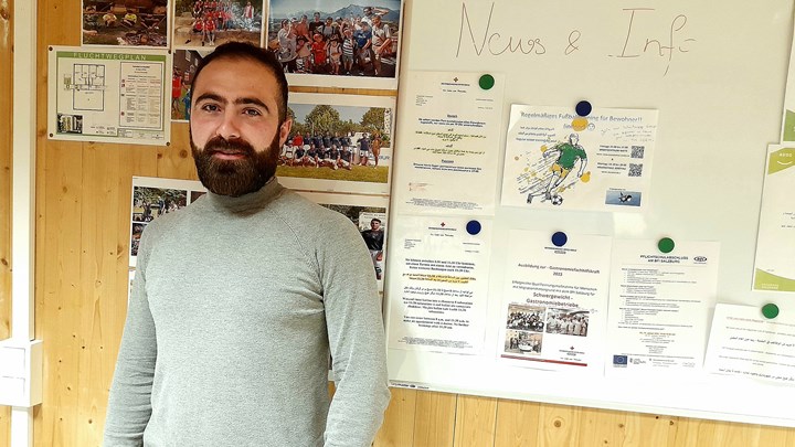 27-årige Soloman Dayoub har en uddannelse i maskinteknik fra Syrien og håber på at tage en kandidatgrad i Østrig. Han arbejder frivilligt med forskellige opgaver på asylcenteret.