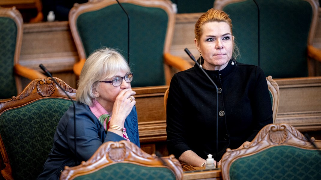 "Det er bluff, og de har holdt os for nar, og det er helt uacceptabelt," siger Pia Kjærsgaard om Socialdemokratiets ambition om at lave en asyllejr i Rwanda.