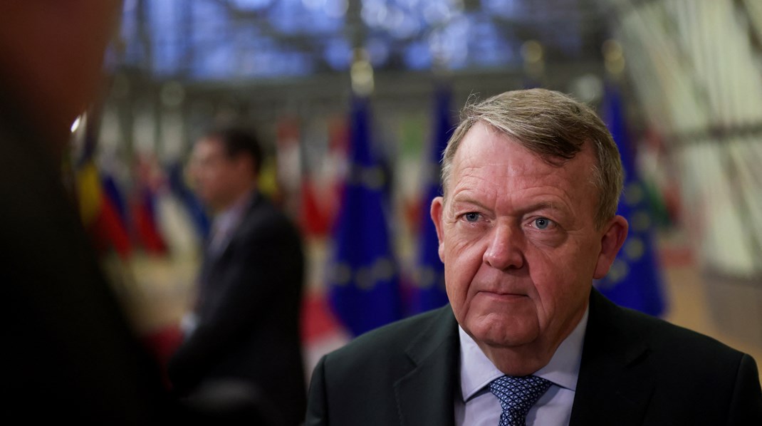 Indtil nu har regeringspartierne været splittede om, hvorvidt man skal acceptere at tage mødrene med for at få børnene til Danmark. Her har Lars Løkke Rasmussen (M) ment, at man bør hente børnene hjem, og at mødrene “om fornødent” må følge med. 