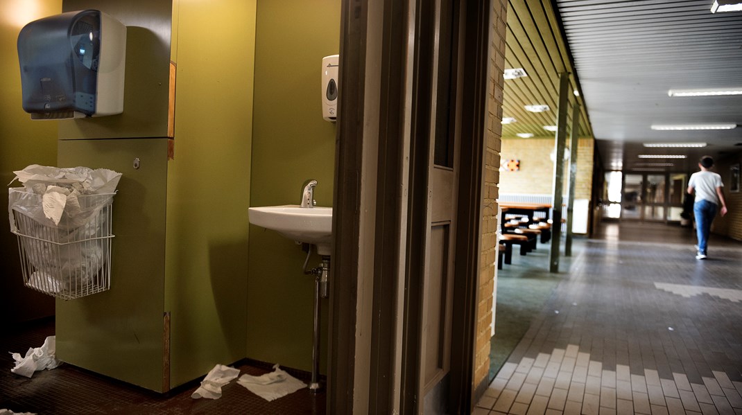 Dårlige toiletforhold afskrækker flere folkeskoleelever i København fra at gå på toilet. Det påvirker elevernes indlæringsevne og er "usundt ad helvede til", lyder bekymringen fra Københavns Rådhus.