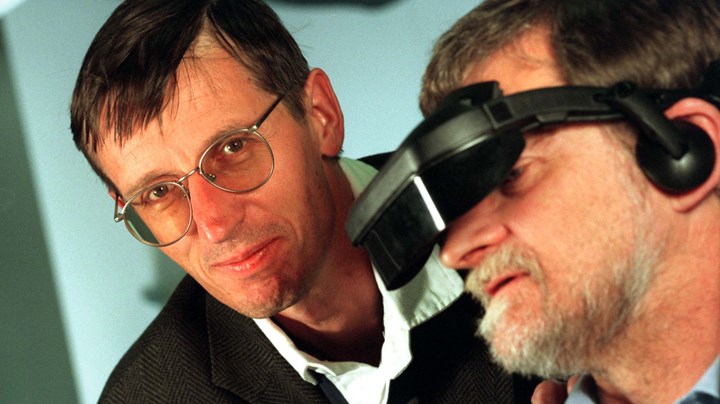 Omkring årtusindeskiftet var Lars Qvortrup med på et stort forskningsprojekt om virtuel reality på Aalborg Universitet. 