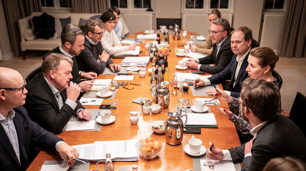 Regeringen står på mål for en politik, hvor den enkelte dansker skal arbejde mere. Besynderligt, når virkeligheden er, at omkring hver fjerde danske arbejdsplads er belastet af stress, skriver Dorrit Rée Akselbo.