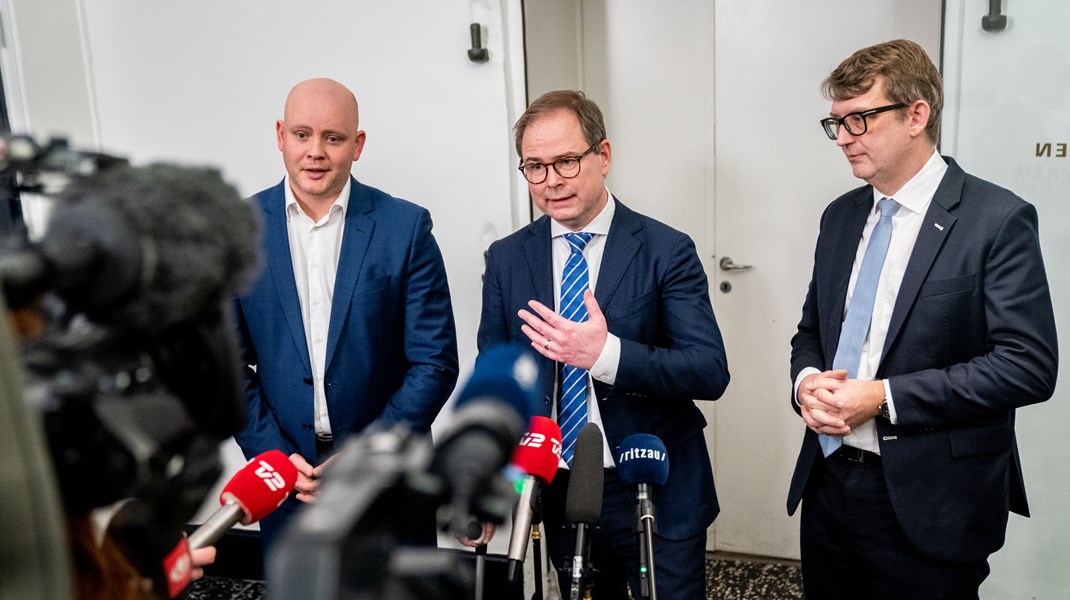 Kulturminister Jakob Engel-Schmidt (M), finansminister Nicolai Wammen (S) og økonomiminister Troels Lund Poulsen (V) afholder doorstep om forhandlingerne om ny inflationshjælp.&nbsp;