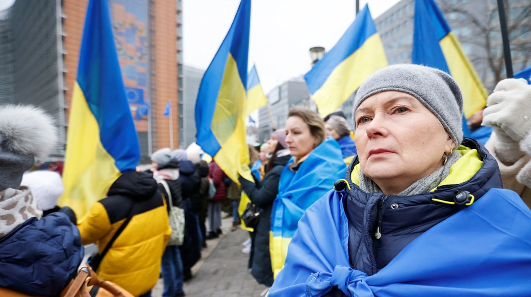 Ukrainerne er ikke bange for at bede EU-landene om det, de vil have. Her demonstrerer de for mere militær støtte i EU's hovedkvarter tidligere på måneden. Men det er ikke det eneste, de gerne vil bede europæerne om.
