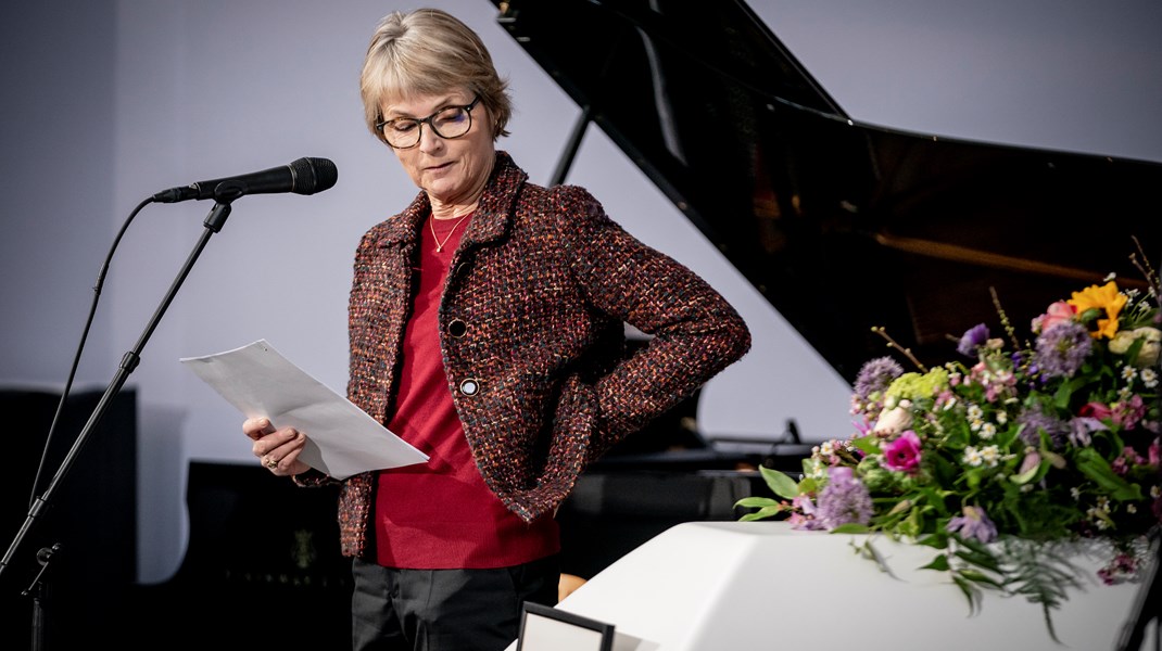 Forfatter Hanne-Vibeke Holst holder mindetale til Ritt Bjerregaards begravelse.&nbsp;