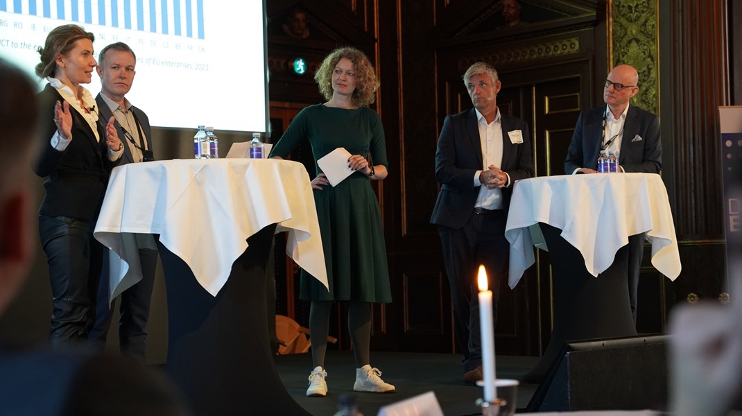 Fire erhvervsledere fra store virksomheder var på scenen til Dansk Erhvervs digitaliseringspolitiske topmøde for at diskutere digital grøn omstilling.