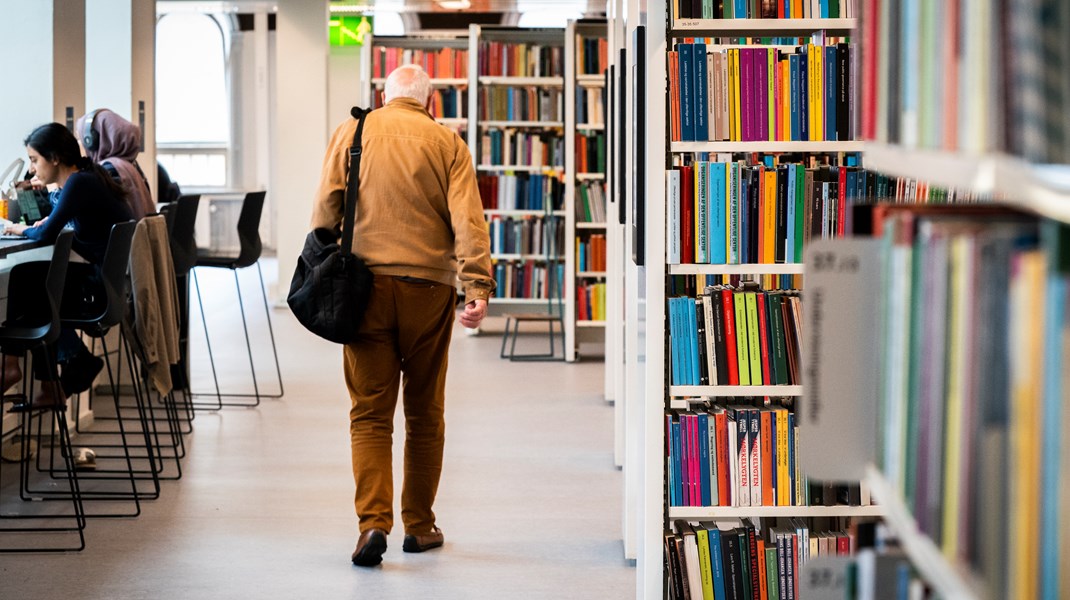 Flere fysiske boglader lukker, og kommunerne samler ofte ressourcerne på hovedbiblioteker på bekostning af små filialer. Det er en reel krise for det litterære kredsløb, skriver Niels Frid-Nielsen.