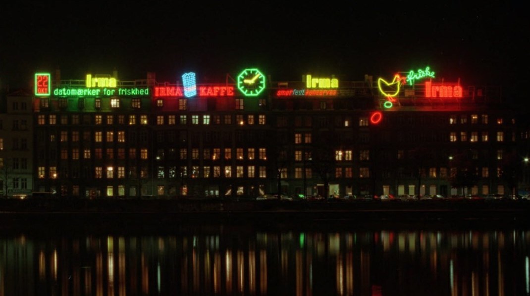 Irma-hønen og -ægget overlever i neonformat ved søerne i København, trods Coops udmelding om, at Irma-kæden lukker fra 1. april 2023. 