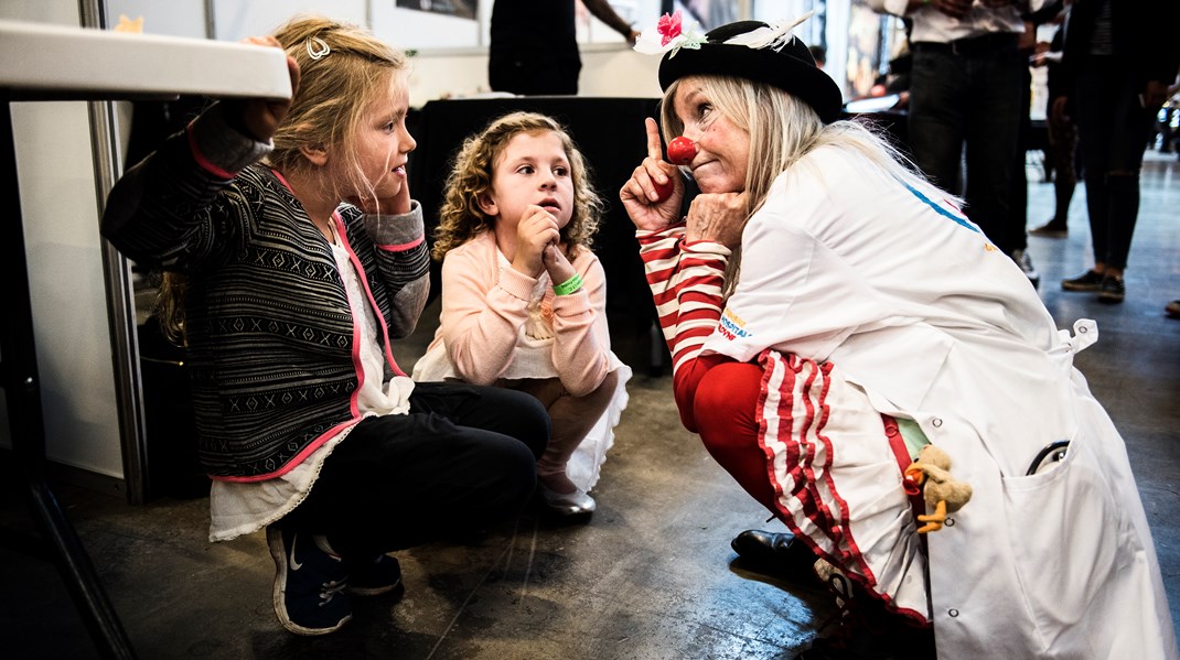 Hospitalsklovne er nok nogen af de mest kendte civilsamfundsaktører, som har et etableret samarbejde med sundhedssektoren. De er dog langtfra de eneste - og samtidig er der plads til og formentlig god grund til at etablere samarbejde med mange flere. Det vil en række aktører have regeringen til at gøre noget ved, og derfor anbefaler de at nedsætte en kommission, der skal se på måder at forstærke samarbejdet mellem civilsamfundet og sundhedsvæsenet til gavn for særligt de mest udsatte patientgrupper. <i>Arkivfoto </i>