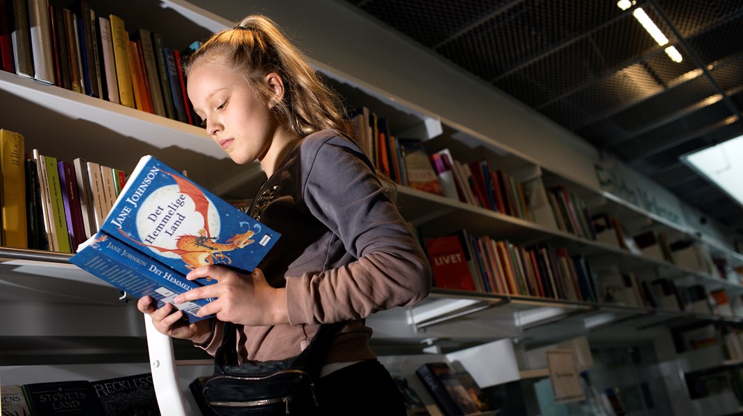 Mange af de steder i landet, hvor der stadig er fysiske skolebiblioteker er de så nedprioriterende, at det er mere held end forstand, at eleverne får lyst til at læse en fysisk bog, skriver Klaus Svensson.