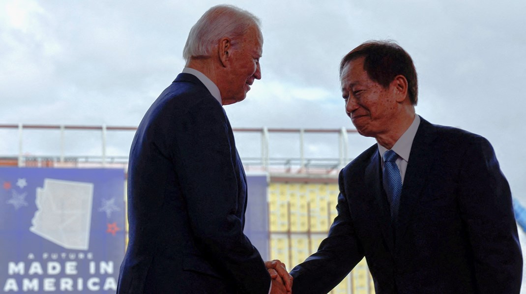 USA's præsident Joe Biden og Mark Liu, formanden for det&nbsp;taiwanesiske computerchipfirma TSMC, mødtes i december 2022 i Phoenix, Arizona, hvor&nbsp;TSMC's første amerikanske fabrik efter planen skal åbne&nbsp;i 2024.