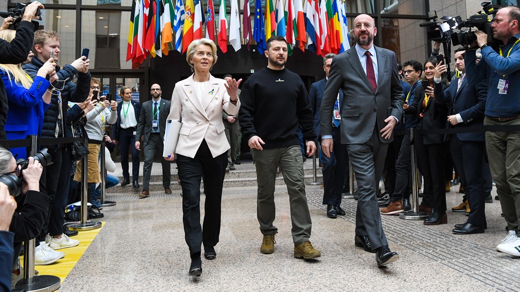 Kommissionsformand Ursula von der Leyen og EU's rådsformand, Charles Michel (t.h.), går gennem topmødecenterets pressesal sammen med Volodymyr Zelenskyj.&nbsp;