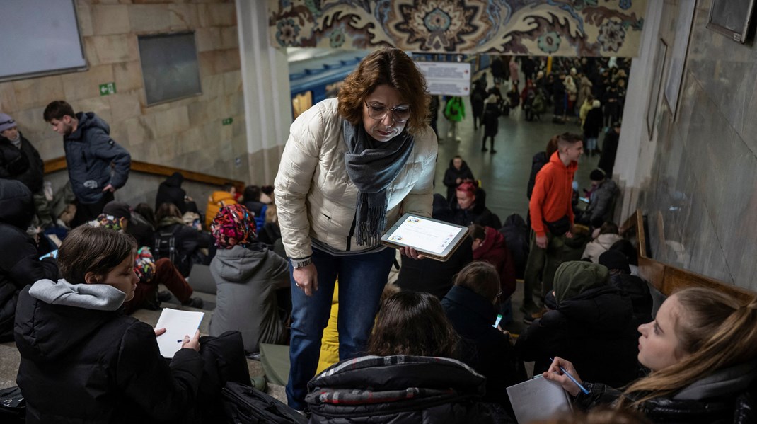 En lærer underviser sine elever, der har søgt tilflugt i Kyivs metro under et voldsomt russisk bombardement 10. februar i år.