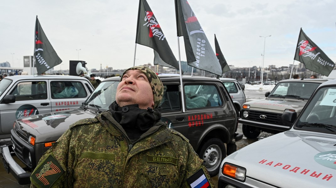 En russisk soldat deltager i ceremoni ved by Rostov, hvor der udleveres nyt udstyr og nye biler til militæret. Men for mange soldater er desværre mest interesseret i vodka, skriver chefredaktørens russiske ven i deres fortsatte korrespondence om krigen i Ukraine.